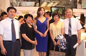 楊東輝視察孚日大家紡上海旗艦店