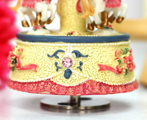 �W�����۵ĉ�(m��ng)�����D(zhu��n)ľ�R����(l��)��