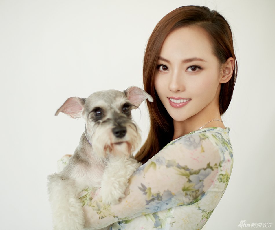 張嘉倪與狗狗親密寫真為保護(hù)動(dòng)物代言