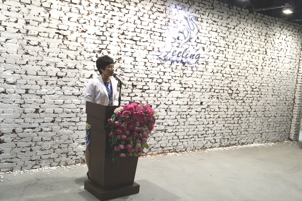 `Ҋ----FEELINGƷưl(f)ڱHˇg(sh)@^(q)e