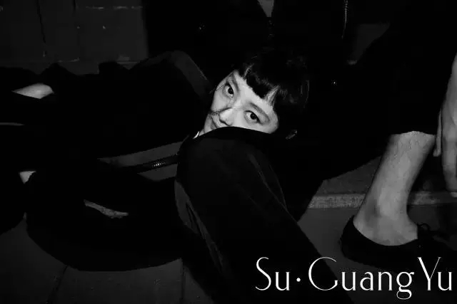 r(sh)O(sh)Ӌ(j)RFASHIONSHOWCASEz(hu)ɞ麼ݕr(sh)ƽ_(ti)